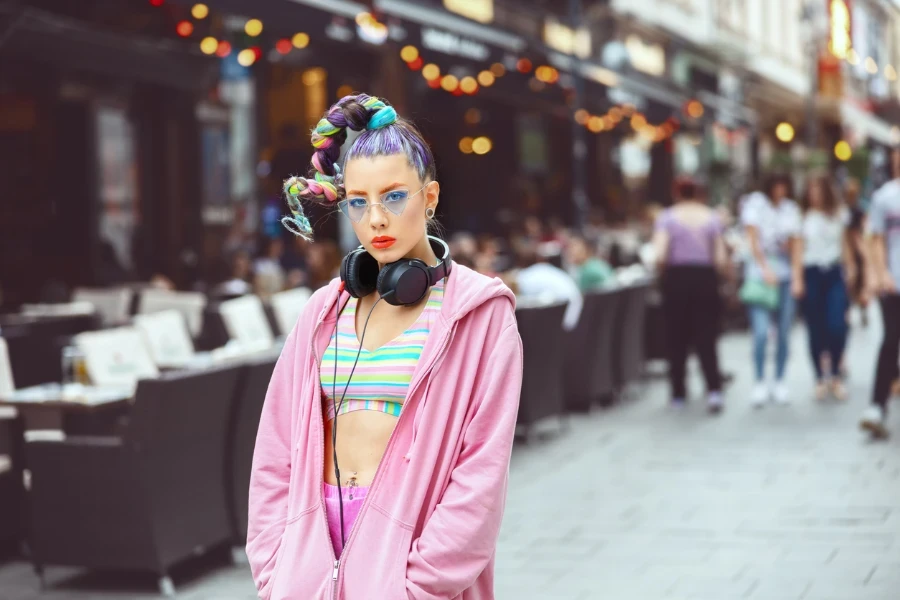 ein Mädchen, das Hipster-Streetstyle-Kleidung trägt