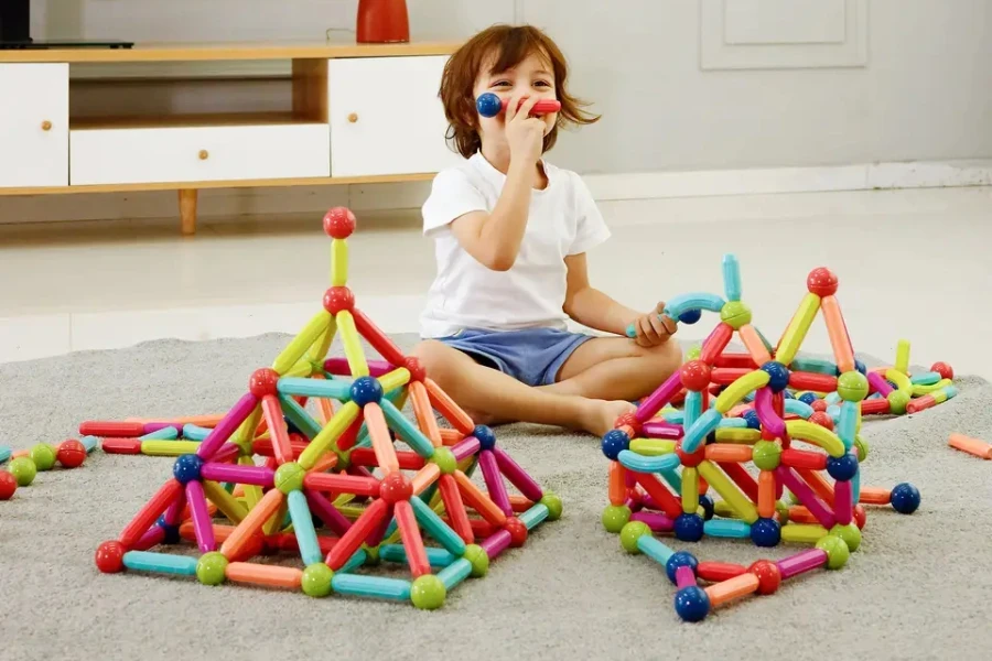 Un niño jugando con bloques de construcción magnéticos.