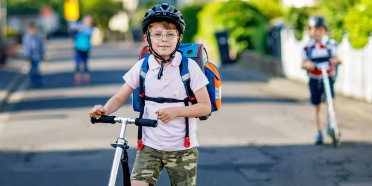 un niño andando en scooter