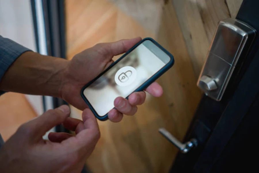 Un hombre revisando la puerta con su aplicación de timbre inteligente