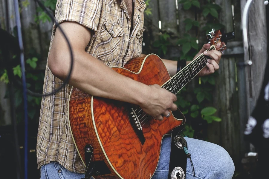 um homem tocando guitarra elétrica