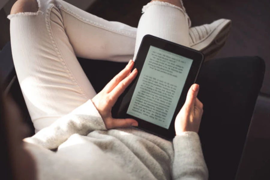 Мужчина читает с помощью электронной книги с оптимальным временем автономной работы