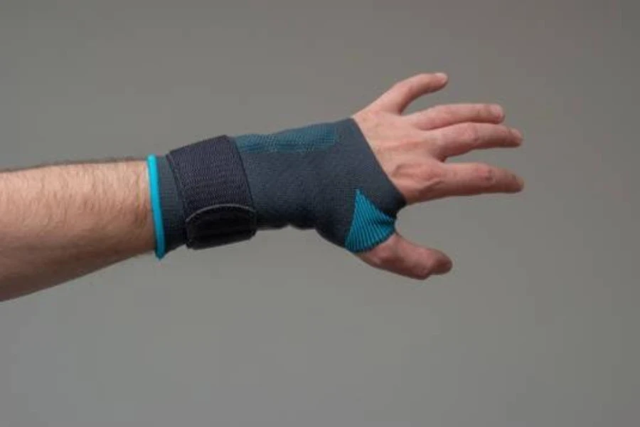 un homme présentant son bracelet de compression froide