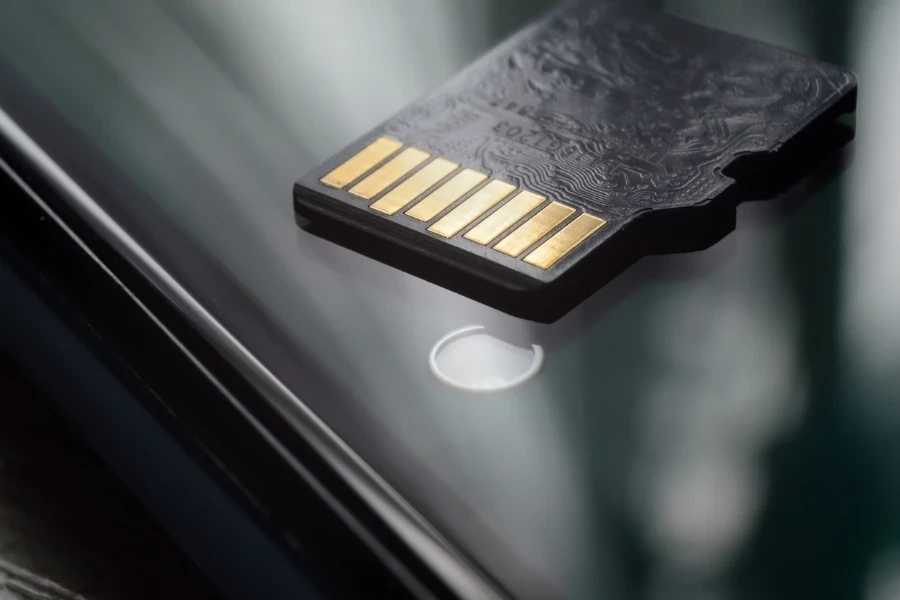 una tarjeta micro SD se encuentra en la pantalla del teléfono inteligente