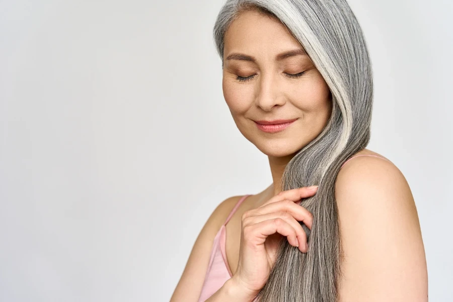 uma mulher de meia idade com cabelo preto e branco