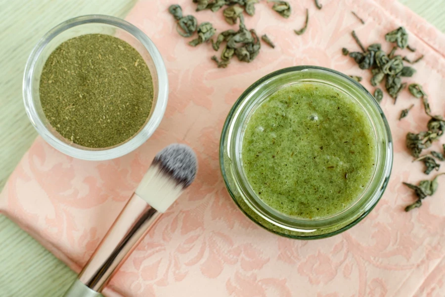 una foto de una mascarilla a base de hierbas naturales