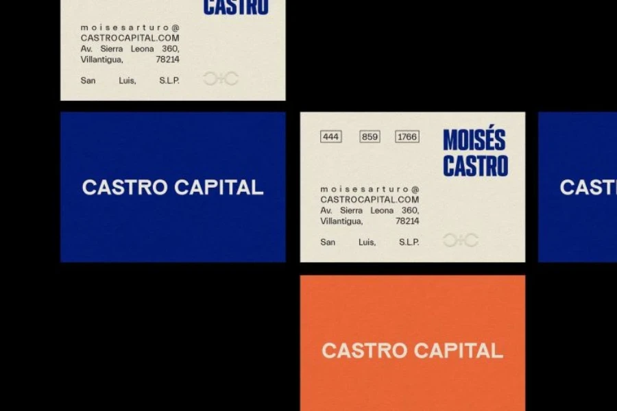 Um conjunto de quatro cartões de visita diferentes