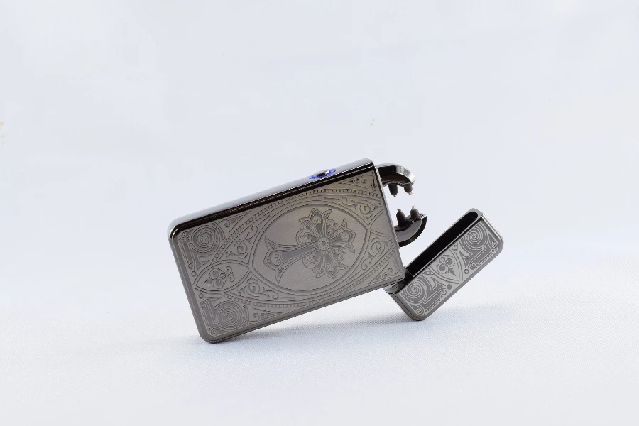 https://img.baba-blog.com/2023/11/a-silver-electric-lighter-with-stylish-engravings.jpeg?x-oss-process=style%2Ffull