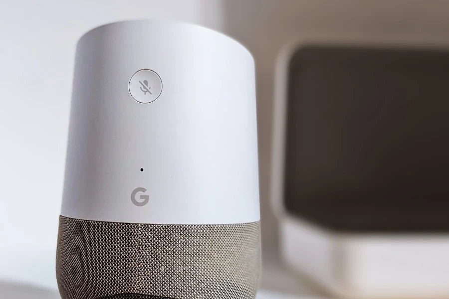 Ein intelligenter WLAN-Lautsprecher mit Google Assistant