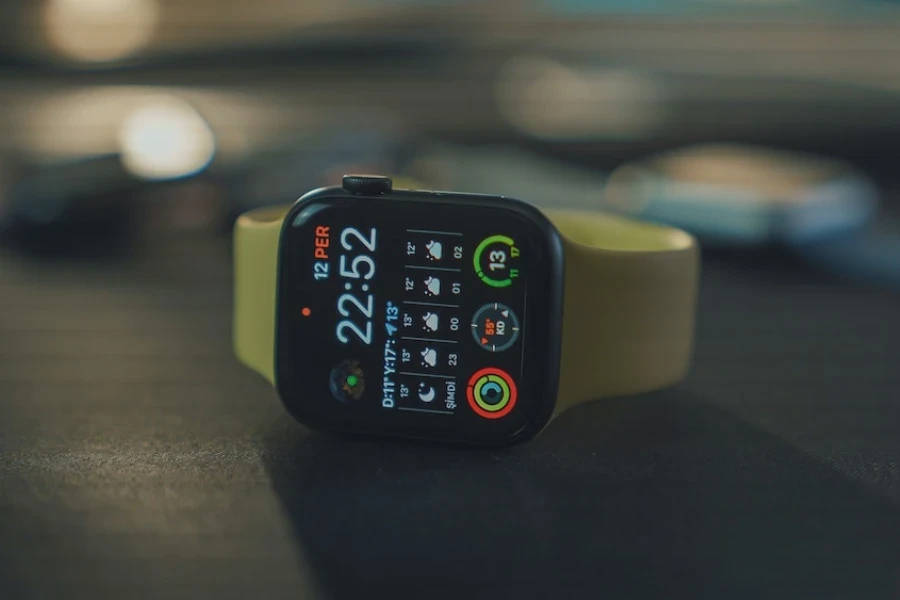 une montre de sport avec des bracelets jaunes