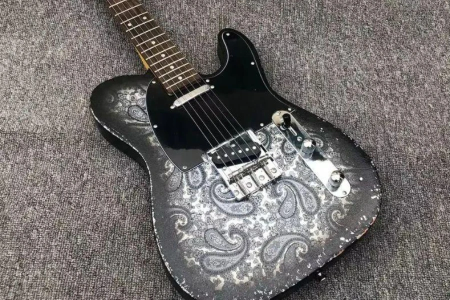 Uma guitarra em formato Fender Telecaster com design exclusivo