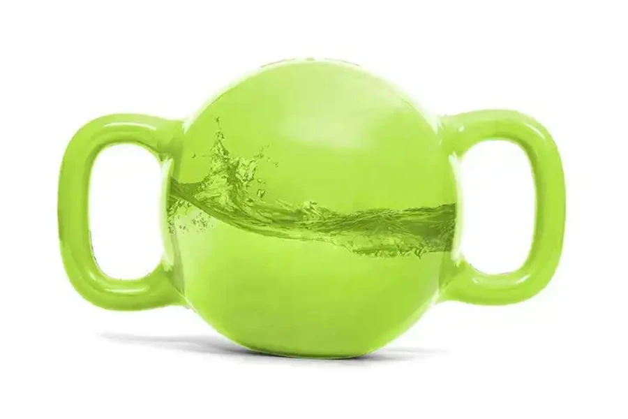 une kettlebell remplie d'eau sur fond blanc