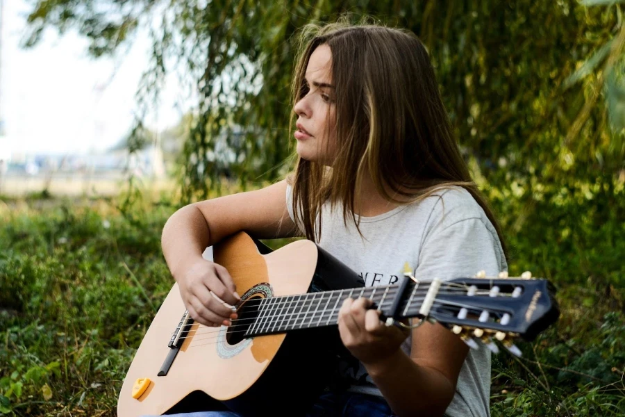 una mujer joven tocando una guitarra