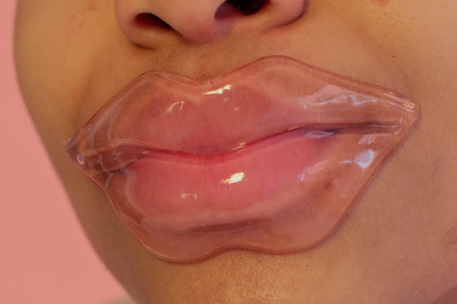 una mujer joven con una máscara labial en los labios