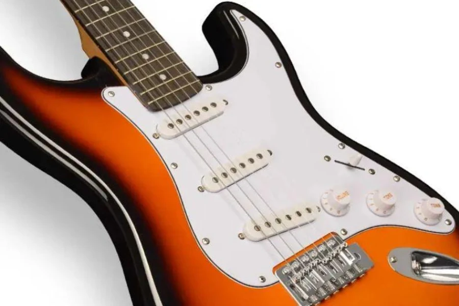 Uma guitarra elétrica tipo SG laranja e branca