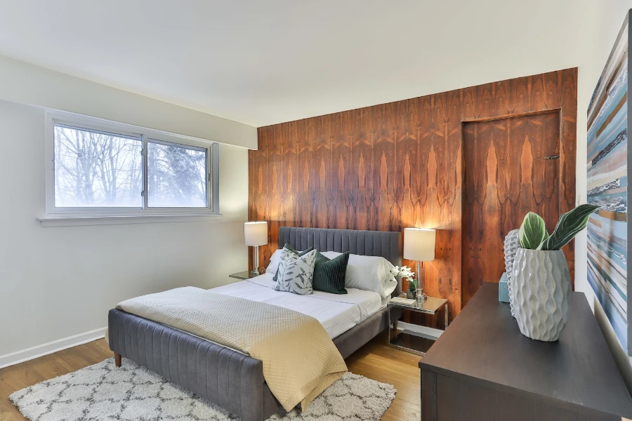Dormitorio con textura de madera pegada en papel tapiz