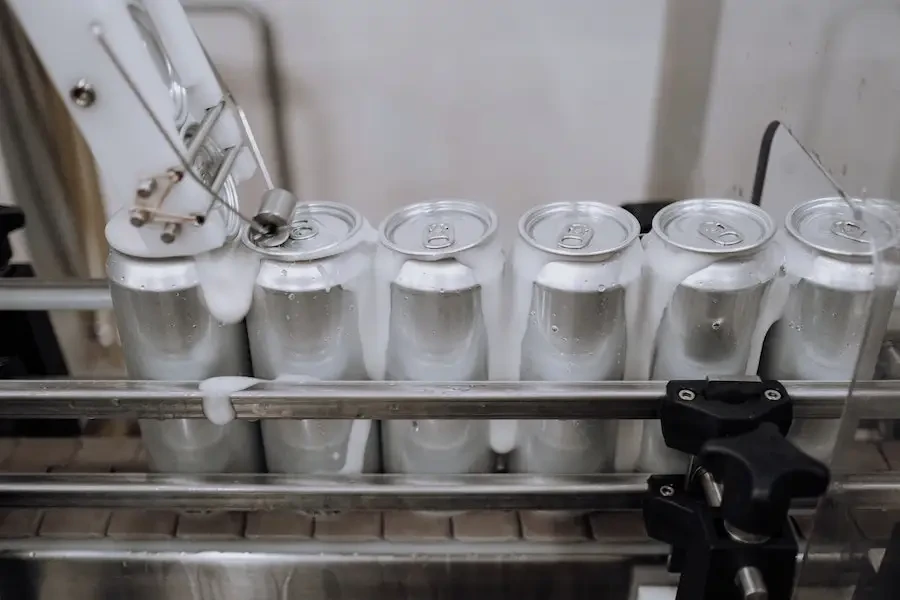 Latas de cerveza en la línea de producción.