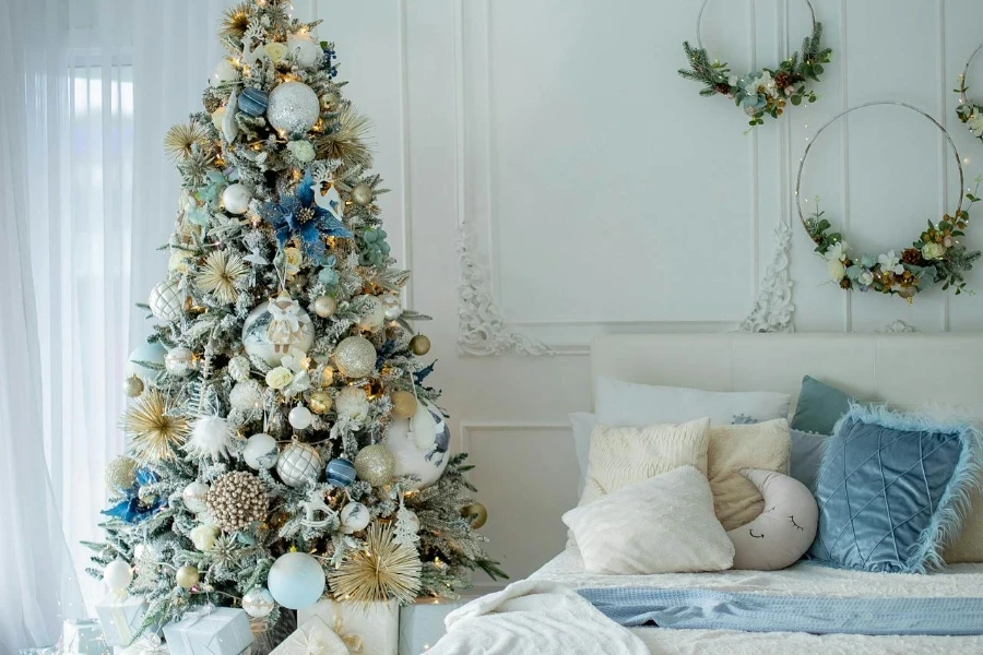 Árbol de Navidad con todas las decoraciones blancas.