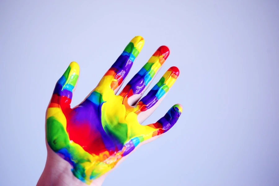 Bunte Farbe auf einer Hand