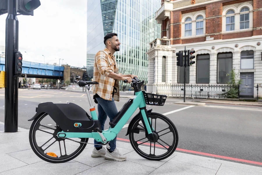 bicicleta híbrida eléctrica conducida por un hombre