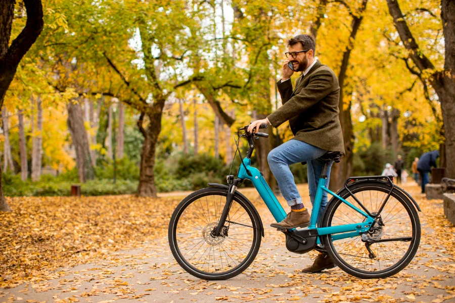 Bir adamın kullandığı elektrikli hibrit bisiklet