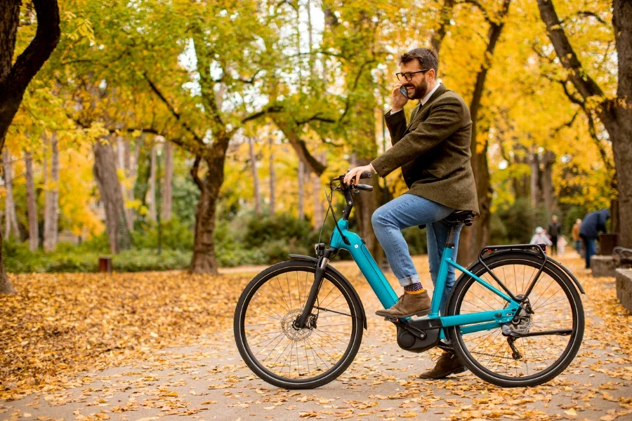 bicicleta híbrida eléctrica conducida por un hombre