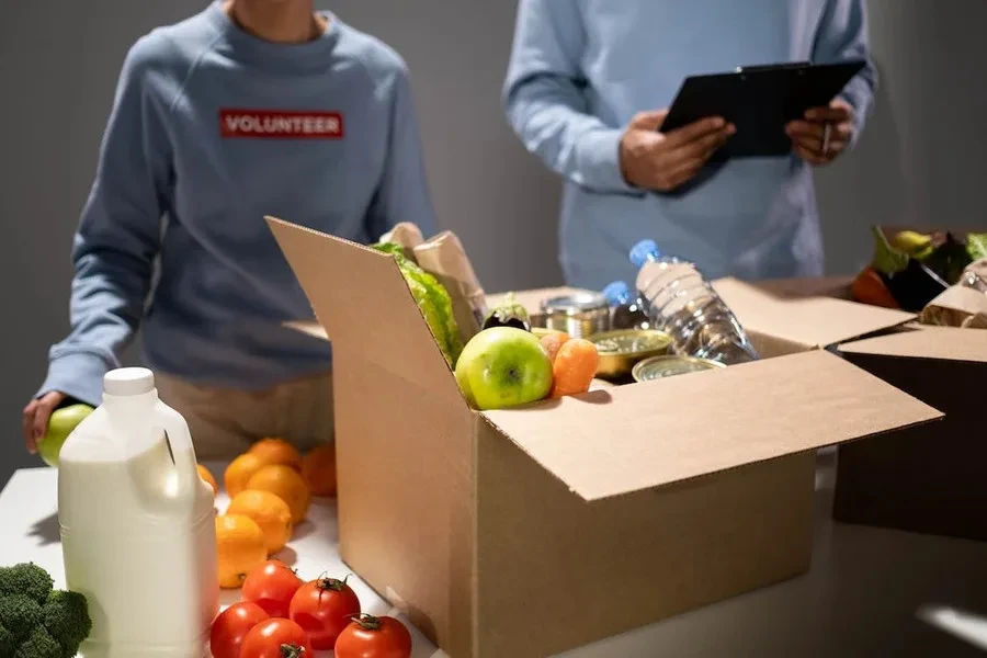 Alimentos e bebidas embalados em caixa de papelão