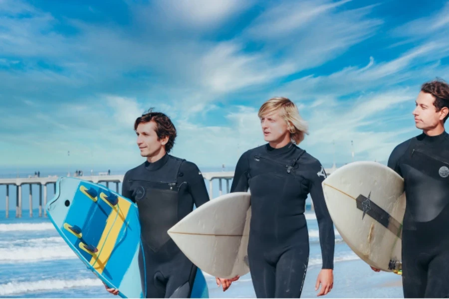 amici con diversi tipi di tavola da surf