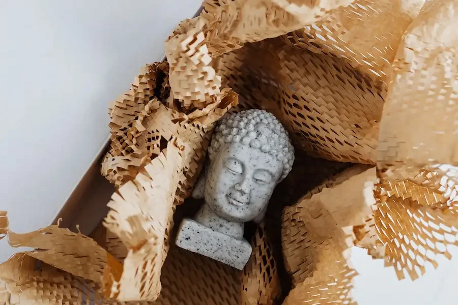 Granit-Buddha-Statue in Kartonverpackung