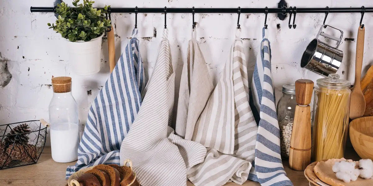 https://img.baba-blog.com/2023/11/kitchen-towels-hung-in-a-kitchen.jpg?x-oss-process=style%2Ffull