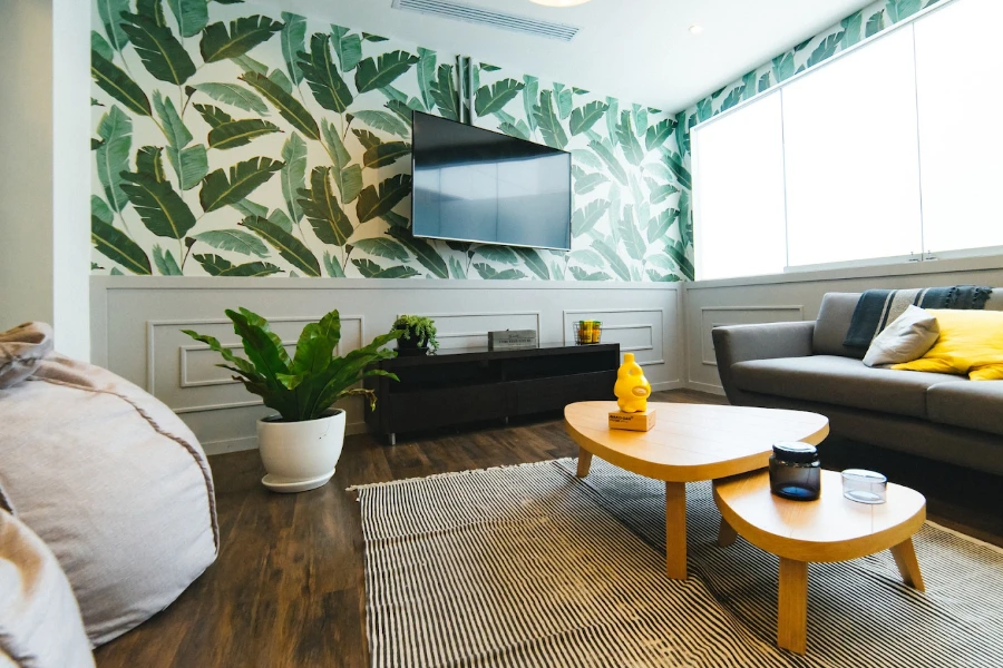 Ruang tamu dengan wallpaper batang kulit botani