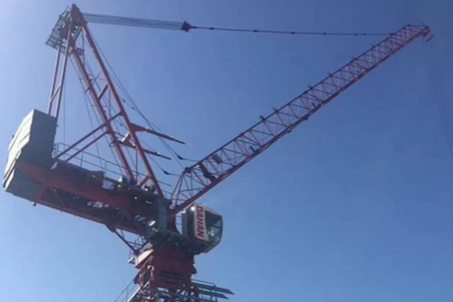 luffing crane