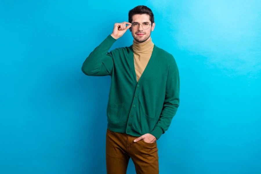 hombre en cardigan verde