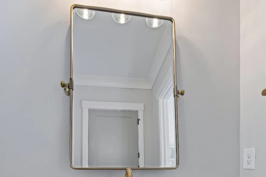 Miroir de bain pivotant à structure en métal