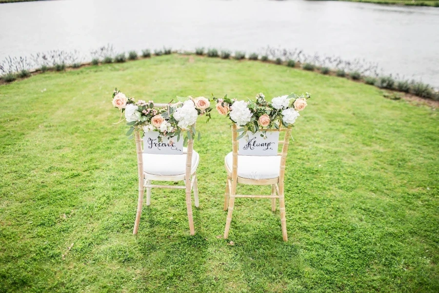 Decoração de casamento minimalista com duas cadeiras brancas