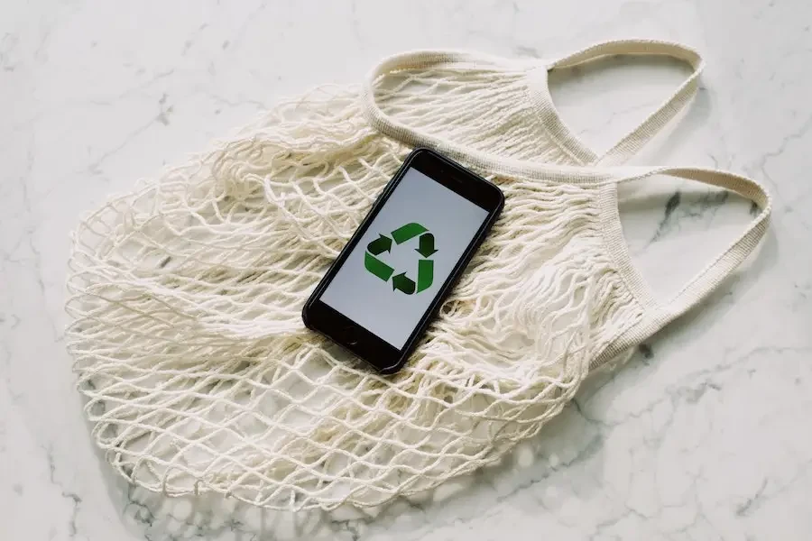 Téléphone portable avec panneau de recyclage vert et sac en filet