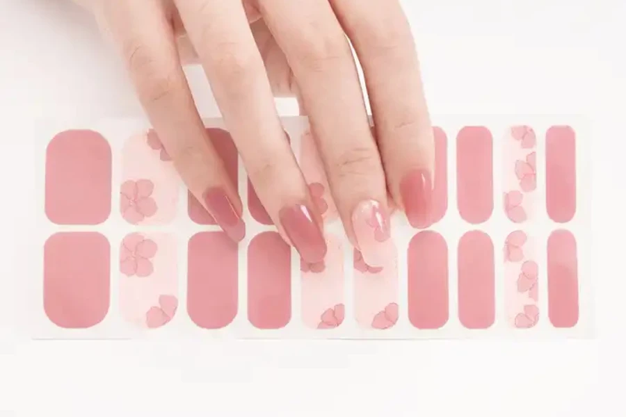 Manicura con stickers: qué es y cómo hacer uñas con pegatinas