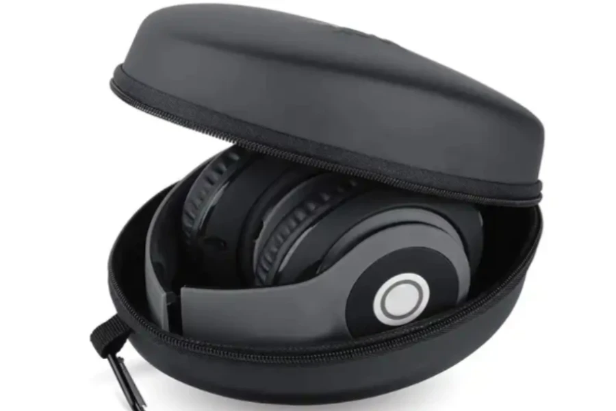 membuka kotak headphone hitam dengan headphone