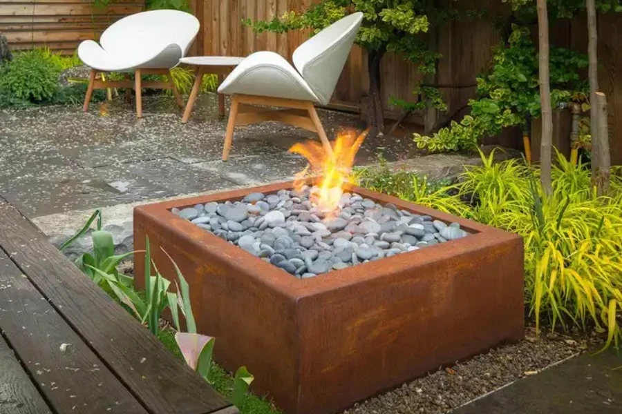 Outdoor fire pit