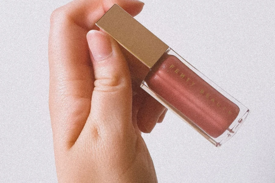 Person, die ein Fenty Beauty-Produkt in der Hand hält