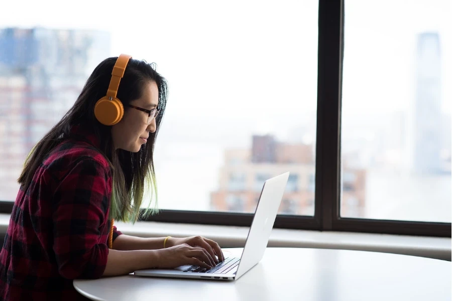 Orang dalam pertemuan virtual mengenakan headphone telinga