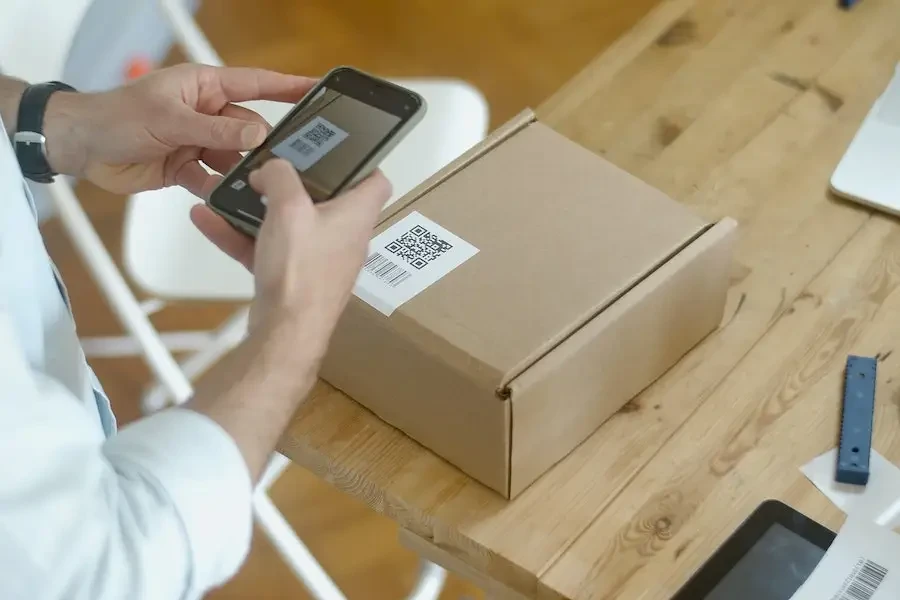 Person, die ein Foto eines QR-Codes auf einer Produktverpackung macht