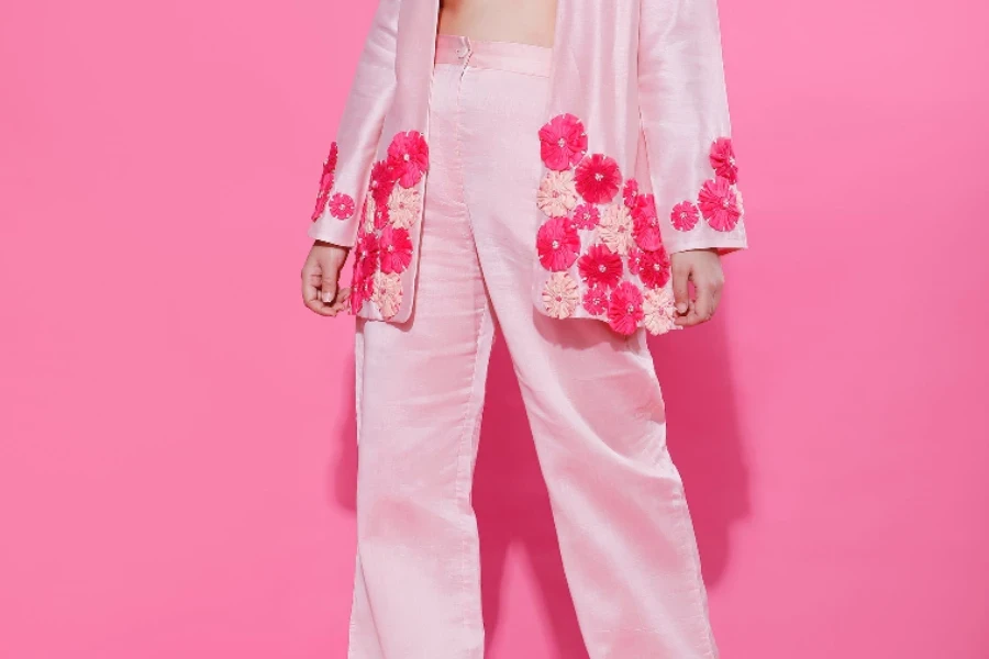 conjunto rosa coordenado para mulheres com apliques de flores