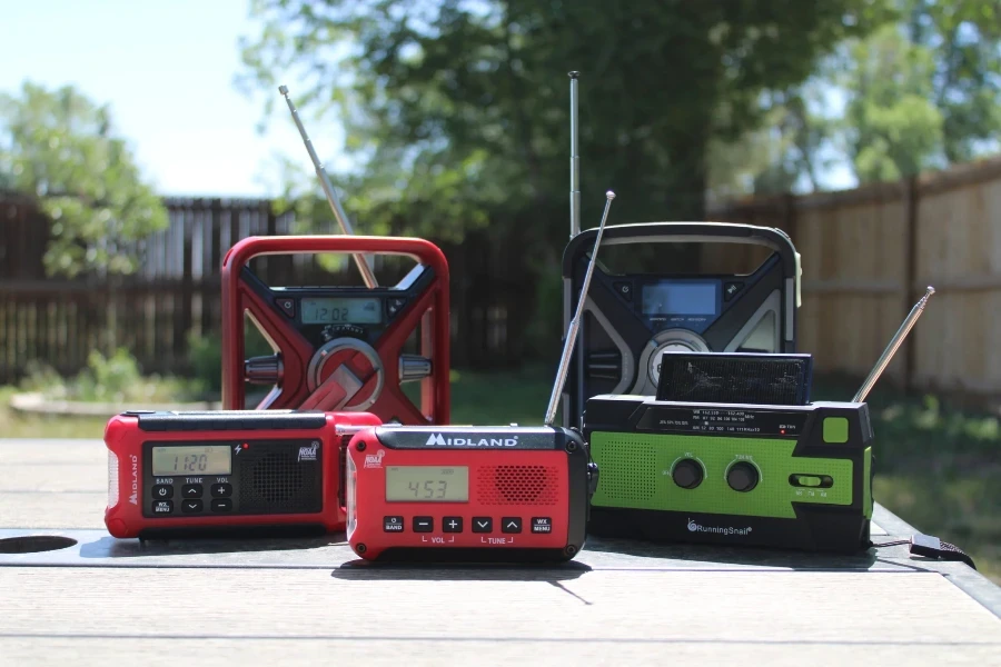 radios portátiles en la plataforma de una mesa