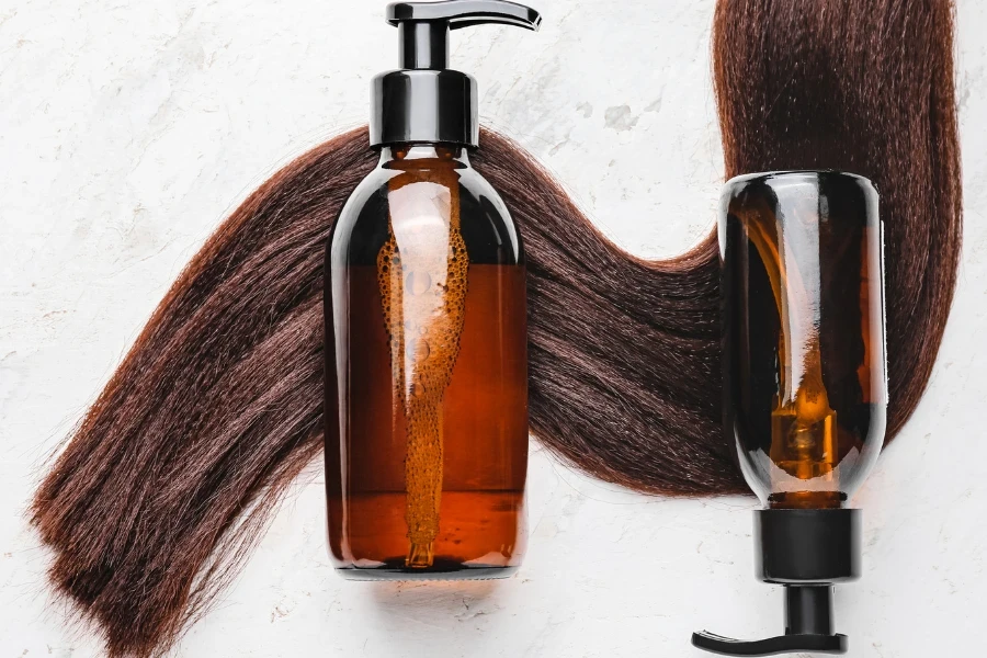 frascos de shampoo e condicionador colocados em alguns cabelos