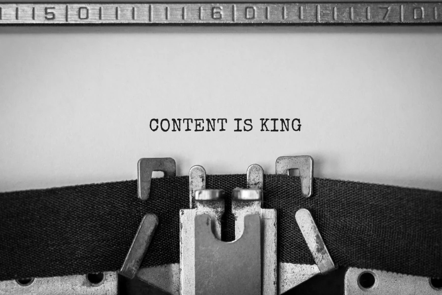 texto 'o conteúdo é rei' digitado em uma máquina de escrever