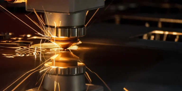 the fiber laser cutting machine cut the metal plate