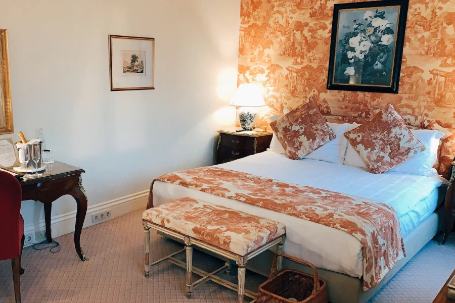 Traditionelles Schlafzimmer mit aufklebbarer Tapete mit orangefarbenem Wanddruck