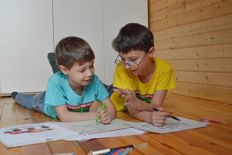 Dois meninos usando cores e conversando entre si