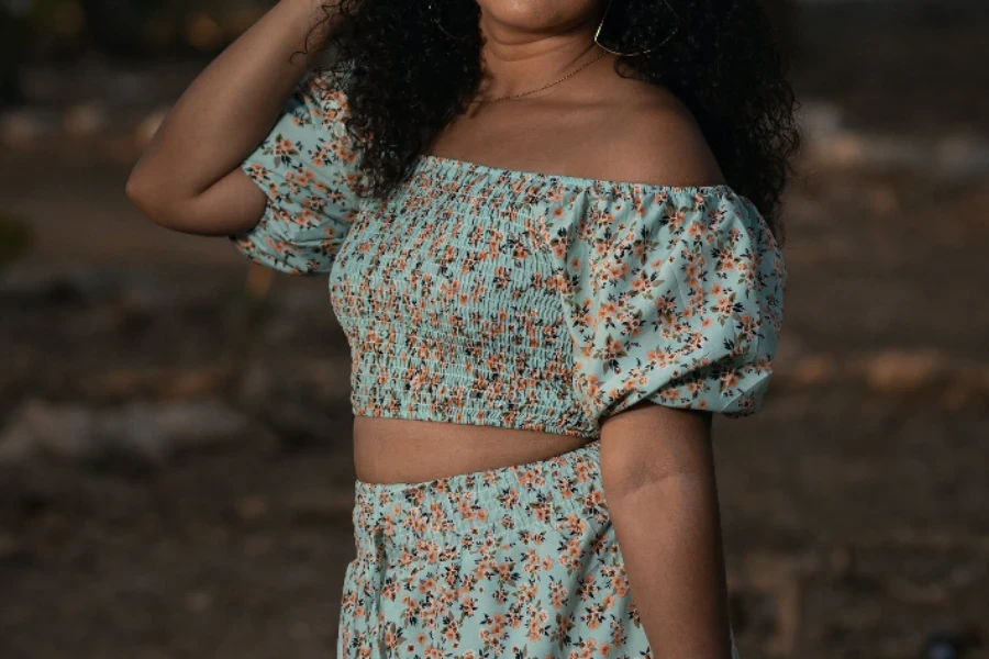 Mujer en conjunto floral azul claro de dos piezas.